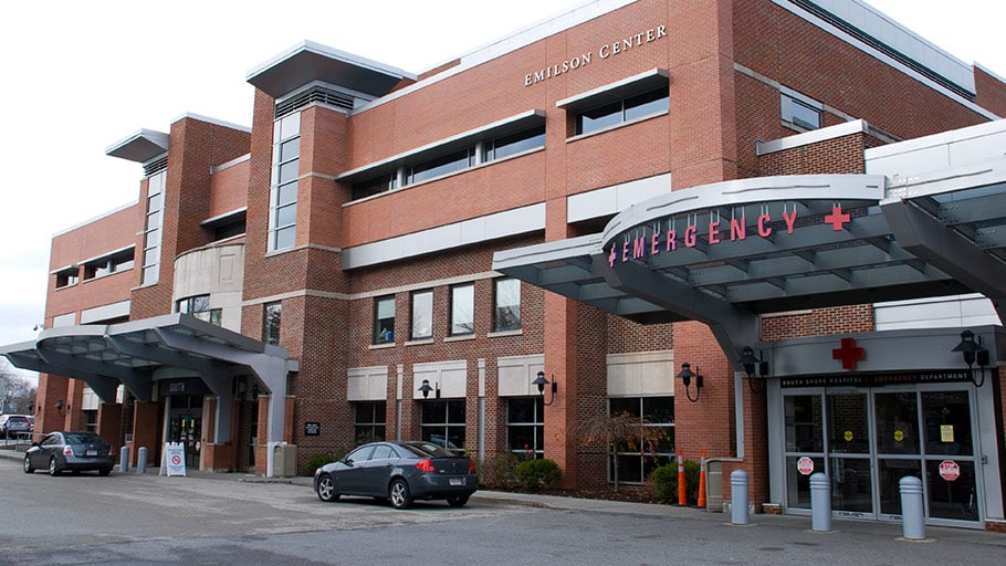 Vista exterior de la entrada de emergencia del Hospital South Shore con acceso para vehículos