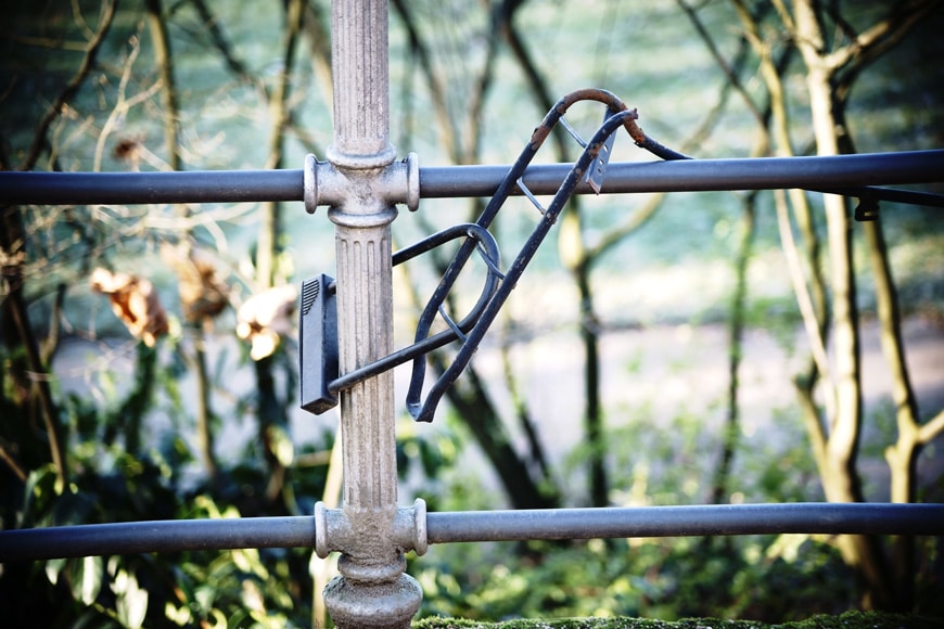 Un porte-bagages reste enchaîné à une clôture après qu'un voleur eu volé le vélo