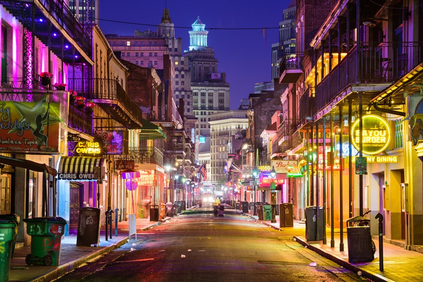 Des bornes à tête de cheval uniques sur la Bourbon St. s'intègrent à l'architecture d’autrefois